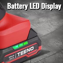 Le texte indique « Affichage LED de la batterie ». Plans rapprochés d'un appareil électronique rouge et noir avec indicateur d'affichage LED.