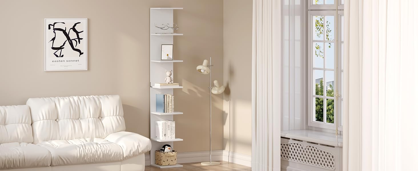 Soggiorno di colore chiaro con divano bianco, scaffale alto e stretto, opere d'arte incorniciate e farfalle decorative sul muro. Finestra visibile