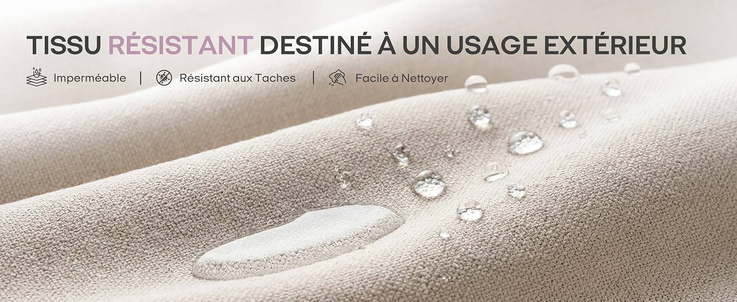 Le texte indique « TISSU RÉSISTANT DESTINÉ À UN USAGE EXTÉRIEUR ». Des gouttelettes d'eau perlent sur la surface du tissu beige démontrant la résistance à l'eau et la durabilité du matériau à l'extérieur.