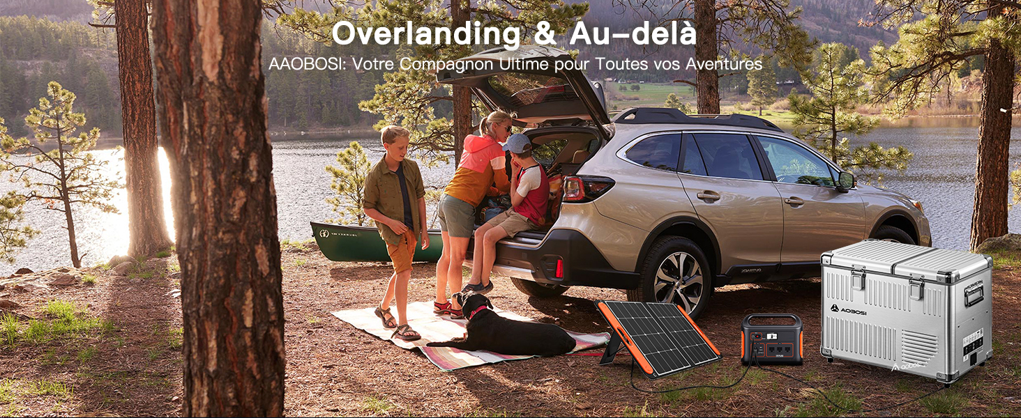 Le texte se lit comme suit : « Overlanding &amp; Au~Dela ». Groupe de personnes au camping avec véhicule et équipement de camping extérieur entouré d'arbres.