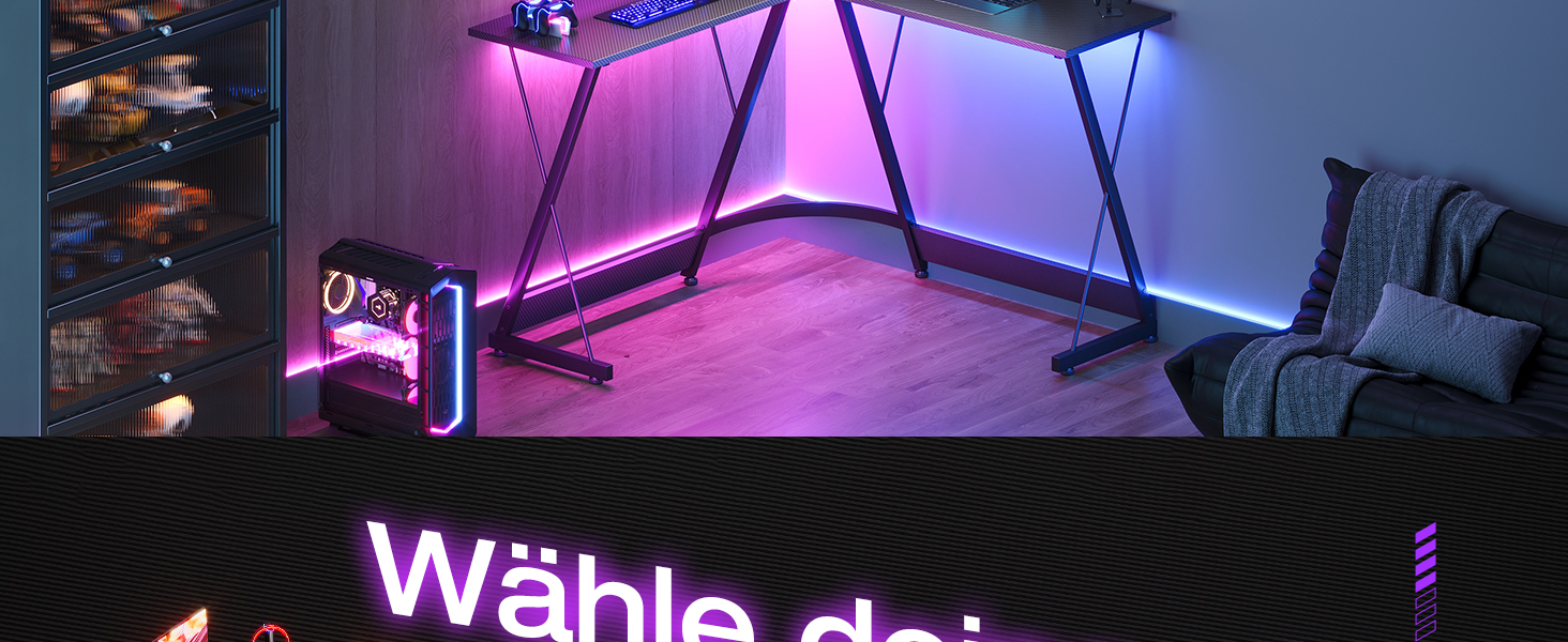 Der Text lautet „Wähle da“. Innenraum mit lila-rosafarbener Umgebungsbeleuchtung, die moderne Möbel und Dekorelemente vor dunklem Hintergrund zeigt.