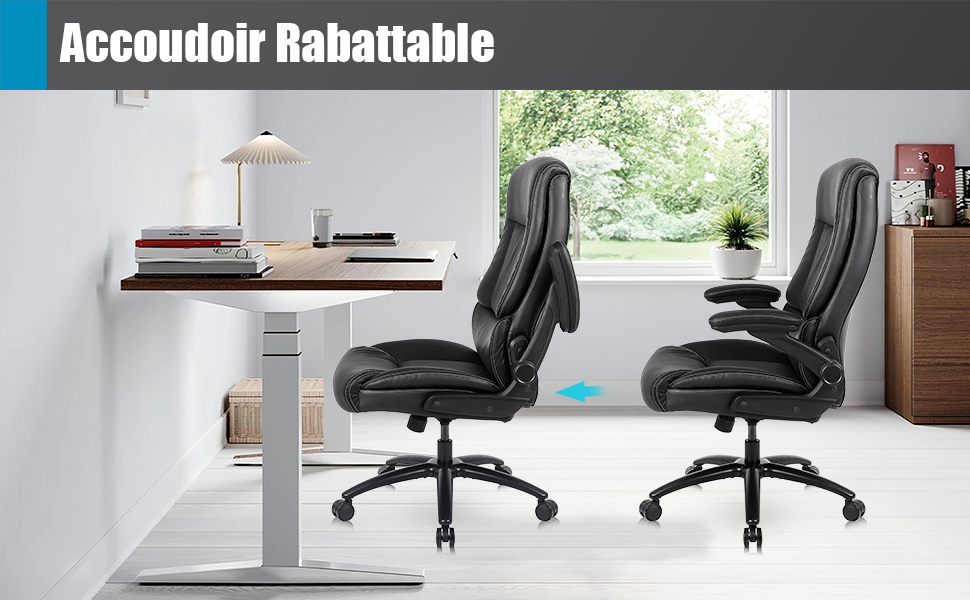 avec fonction d'inclinaison. Siège de style exécutif en cuir noir avec dossier haut, accoudoirs et base à roulettes. Montré en position verticale et inclinée à côté d'un bureau