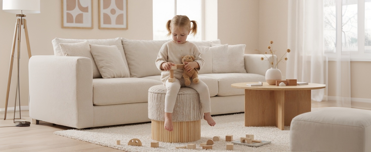 Modernes Wohnzimmerinterieur mit weißen Polstermöbeln, neutralen Tönen und klaren Linien. Gut beleuchteter Raum mit minimalistischem Dekor.