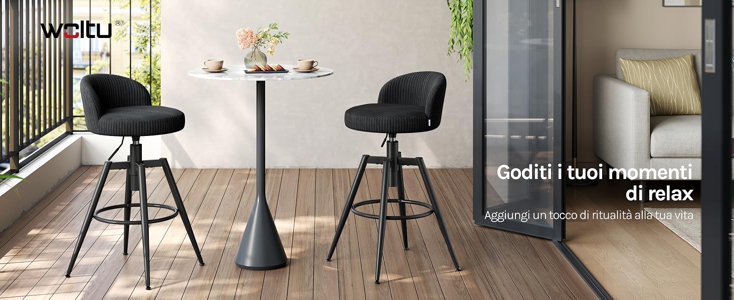 Il testo recita «WISIU» a sinistra e «Göddi i tanti ritmi di relax» a destra. Showroom di interior design con sgabelli da bar moderni neri, tavolino, piedistallo e oggetti di arredamento per la casa.