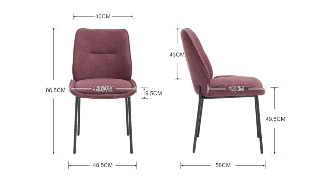 Sedia da pranzo imbottita bordeaux con gambe in metallo nero, mostrate dagli angoli anteriori e laterali. Dimensioni contrassegnate: 58 cm di larghezza, 84 cm di altezza, 61 cm di profondità. Schienale curvo e seduta imbottita con dettagli cuciti.