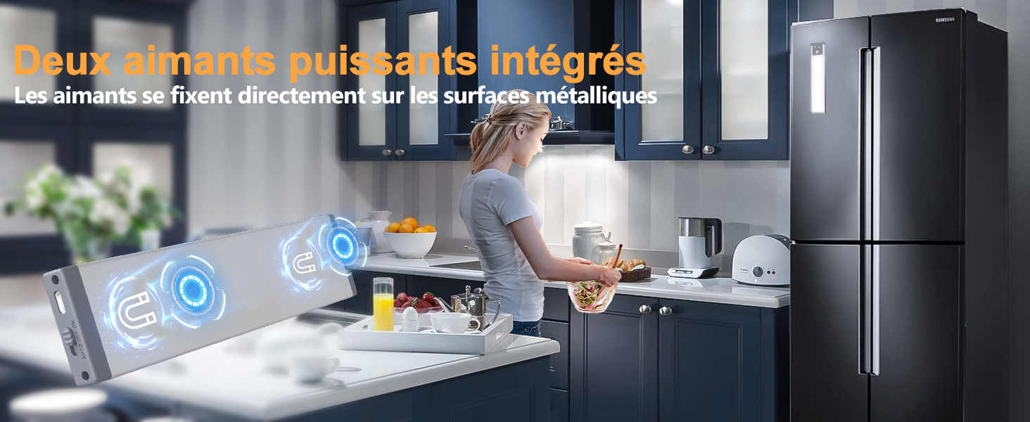 Cuisine moderne avec appareils intelligents. Le réfrigérateur et le four sont représentés par des icônes numériques indiquant les fonctions connectées à des fins de contrôle ou de surveillance à distance.