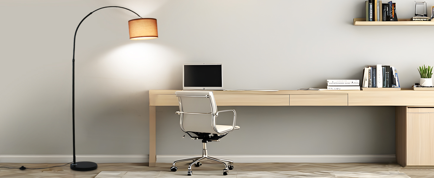 Minimalistisches Home-Office-Setup mit Holzschreibtisch, weißem Bürostuhl, gewölbter Stehlampe und schwebendem Regal. Computerbildschirm auf dem Schreibtisch mit Büchern und Pflanzen im Regal
