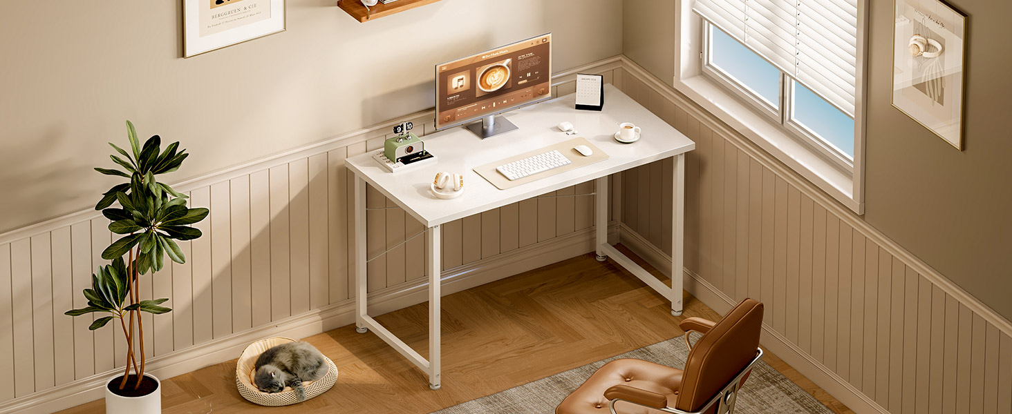 Configuration de bureau à domicile moderne avec un bureau blanc sur des murs lambrissés beiges, avec un éclairage naturel et une décoration minimale comprenant des plantes en pot.