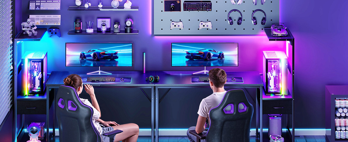 Spiel- oder Entertainment-Setup mit mehreren Monitoren und LED-Beleuchtung, die violette und blaue Umgebungseffekte erzeugt. Zeigt die Anordnung des Schreibtisches mit Gaming-Peripheriegeräten.
