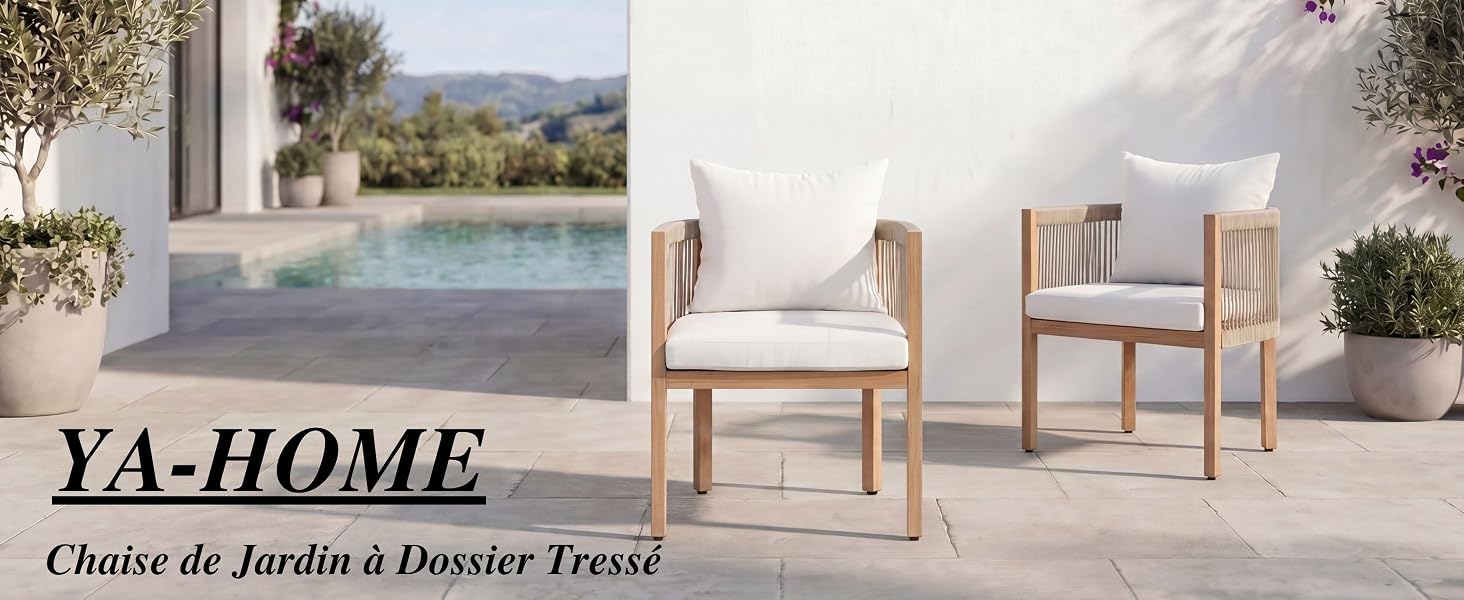 Le texte indique « YA-HOME » et « Choix de Jardin à Dossier Traversé ». Chaise en bois naturel avec coussin de couleur crème sur le siège, positionnée sur une terrasse extérieure avec piscine et aménagement paysager visible en arrière-plan.
