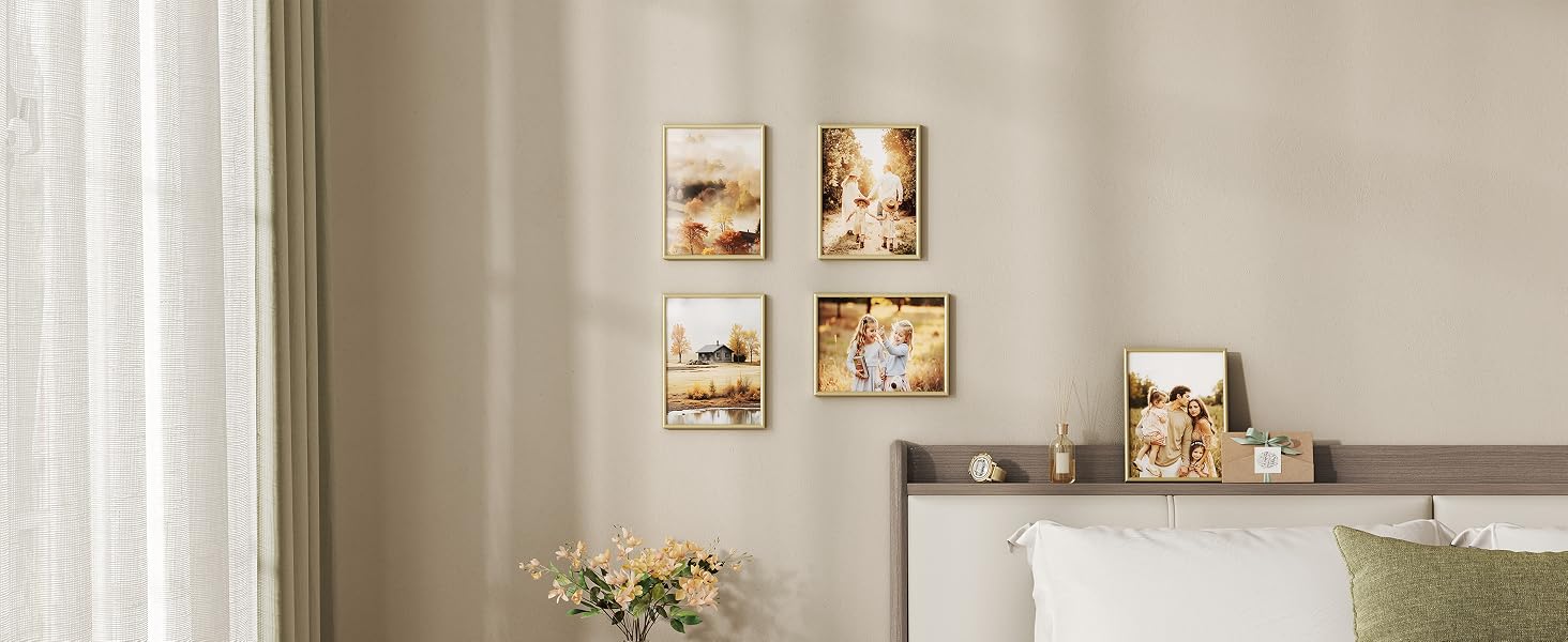 Ambiente interno con pareti beige neutre, con opere d'arte incorniciate disposte a griglia e oggetti decorativi su una mensola galleggiante.
