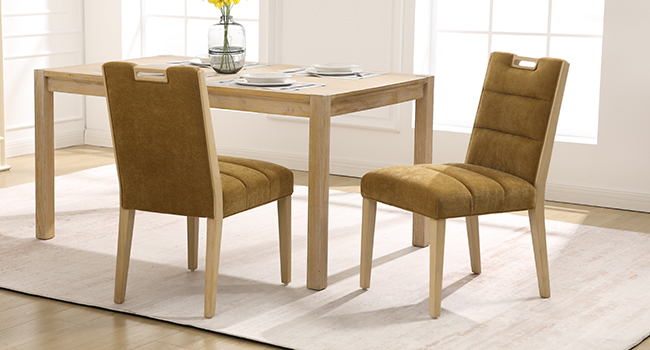 Juego de comedor moderno con una mesa de madera clara con sillas tapizadas en amarillo mostaza. Múltiples ángulos muestran la disposición completa del juego de comedor.