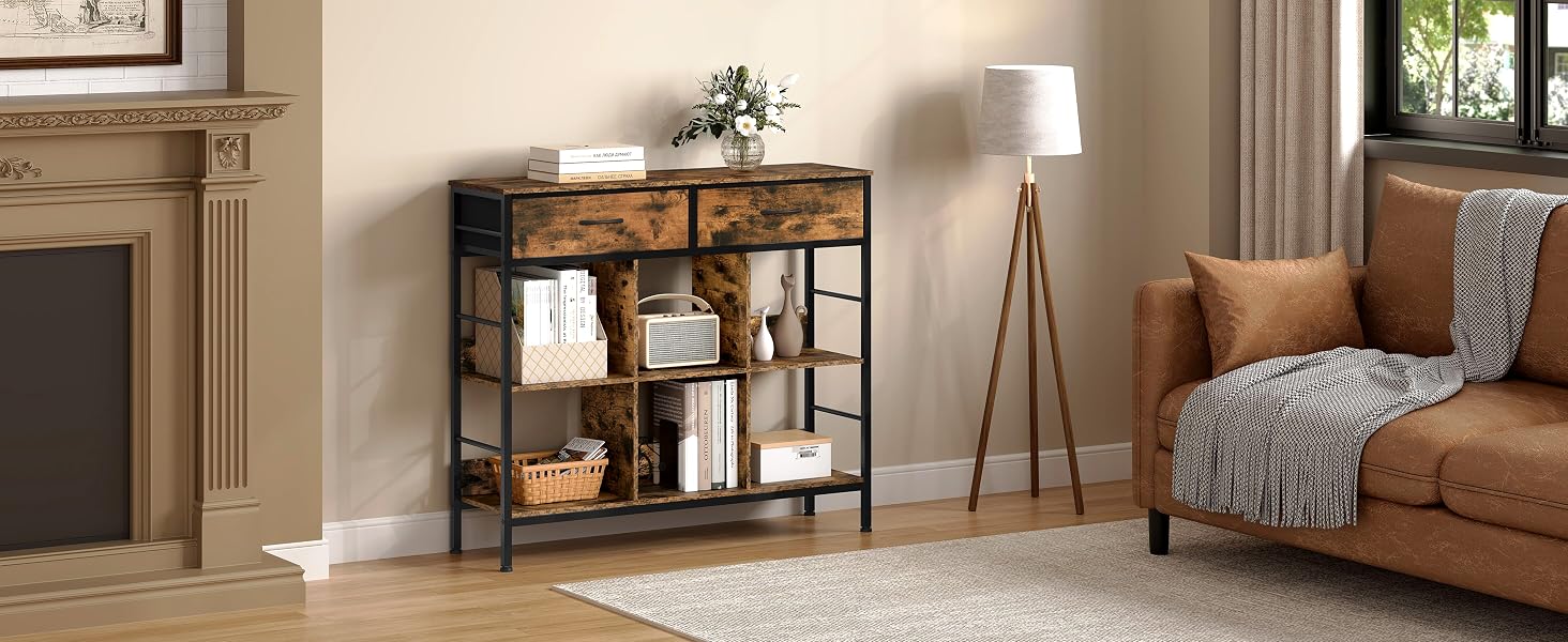 Consolle in stile industriale con struttura in metallo e ripiani in legno, accostata alla parete beige vicino al divano marrone e
