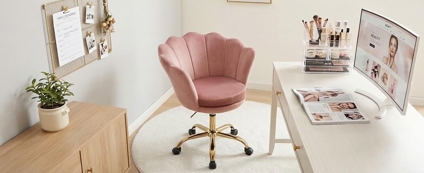 Chaise de bureau en velours rose présentée sous plusieurs angles sur un sol en bois clair. Comprend un dossier incurvé, une hauteur réglable et une base roulante avec des accents métalliques.