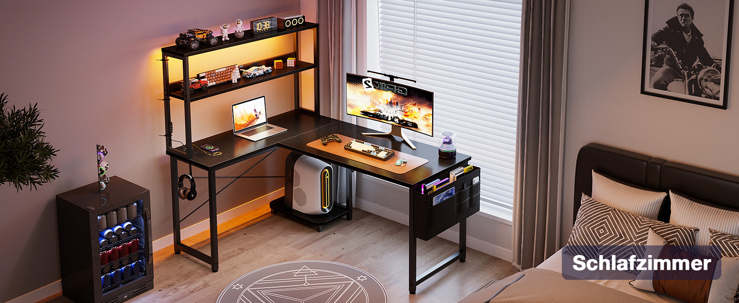 L-förmiger Computertisch mit oberem Regal in einem Schlafzimmer. Verfügt über einen dunklen Metallrahmen, eine Holzplatte und eine integrierte LED-Beleuchtung. Mehrere Monitore und Gaming-Peripheriegeräte sind sichtbar.