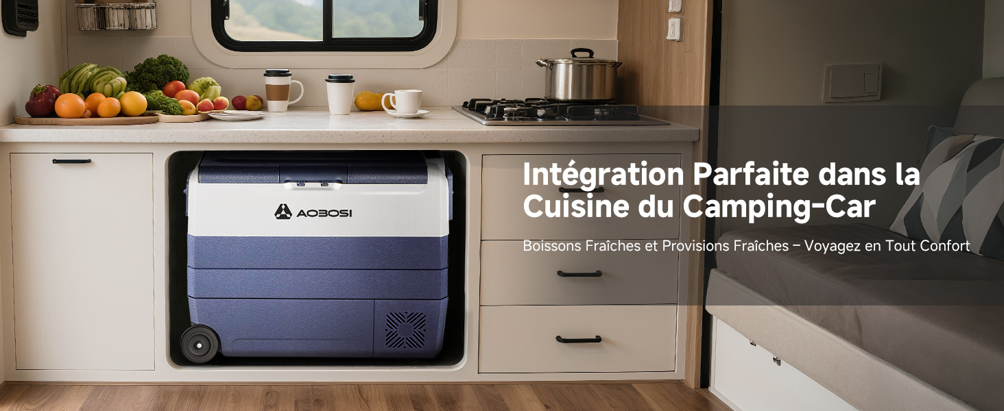 Vues intérieures de ce qui semble être un véhicule récréatif ou un camping-car, montrant la configuration du coin cuisine et de l'espace de vie.