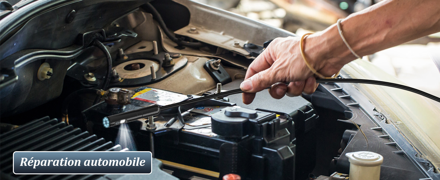 La main du mécanicien pénètre dans le compartiment moteur de la voiture pour effectuer l'entretien. Différents composants du moteur sont visibles. Le texte superposé indique « Réparation automobile » (Réparation automobile en français