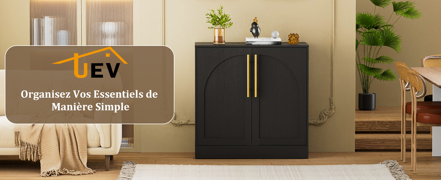 Le texte se lit comme suit : « Organisez vos essentiels de Manière Simple ». Intérieur minimaliste moderne présentant des solutions de rangement organisées avec des armoires noires contre des murs neutres.