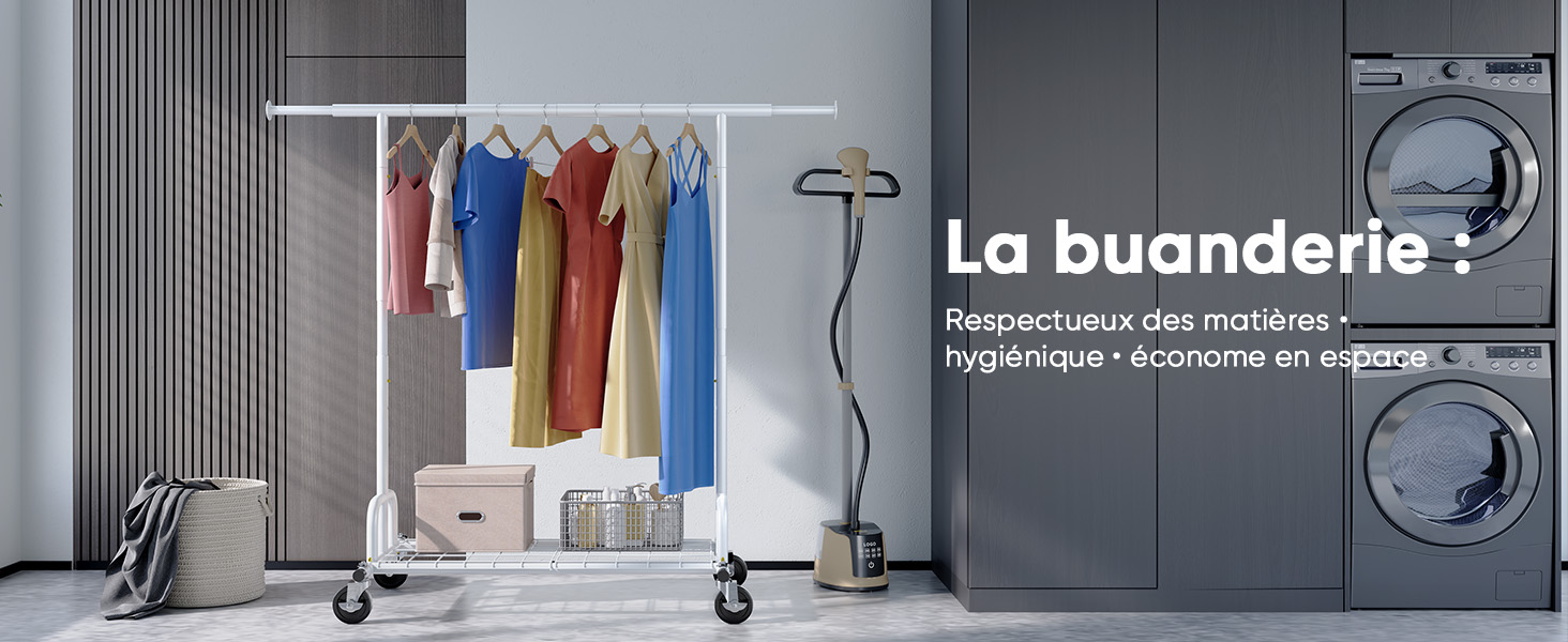 Le texte se lit comme suit : « La buanderie ». Vue intérieure d'une buanderie moderne aux murs gris, montrant des machines à laver et des porte-vêtements avec vêtements suspendus.