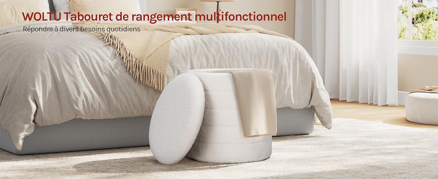 Le texte indique « Tabouret de rangement multifonctionnel WOOL ». Pouf ottoman en laine beige avec coussin décoratif sur un canapé crème dans un décor de chambre minimaliste.