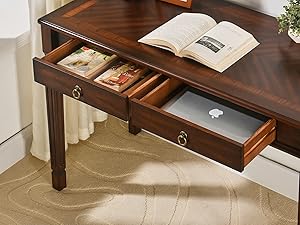 Bureau en bois avec tiroirs ouverts dévoilant des compartiments de rangement. Le tiroir supérieur présente des sections divisées, le tiroir du milieu partiellement ouvert, le tiroir du bas entièrement étendu présentant l'intérieur.