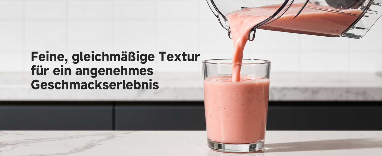 Der Text lautet „Feine, gleichmäßige Textur für ein angenehmes Geschmackserlebnis“. Rosafarbenes Getränk, das in ein Glas gegossen wird und eine glatte, gleichbleibende Textur für ein verbessertes Geschmackserlebnis aufweist.