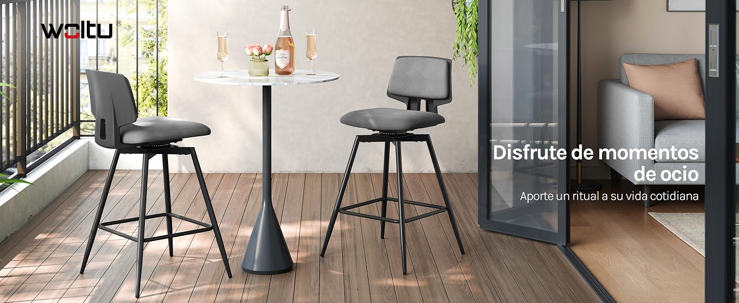 El texto dice «WIRLLJ». Expositor del producto que muestra varios taburetes y sillas de bar modernos en tonos grises dispuestos en viñetas de estilo minorista, con pisos de madera y una decoración minimalista.