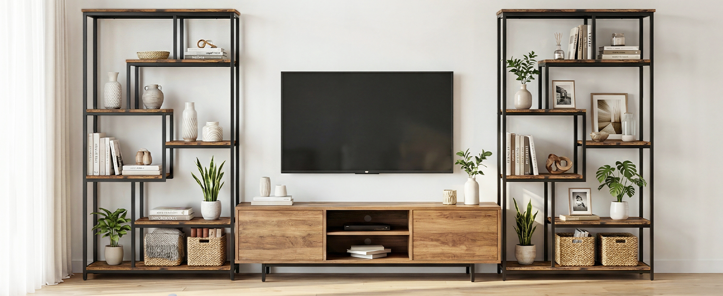 Installation de divertissement moderne dans le salon avec console multimédia flottante en bois, étagères en métal noir et plantes décoratives. Téléviseur fixé au mur avec un style d'étagère organisé.