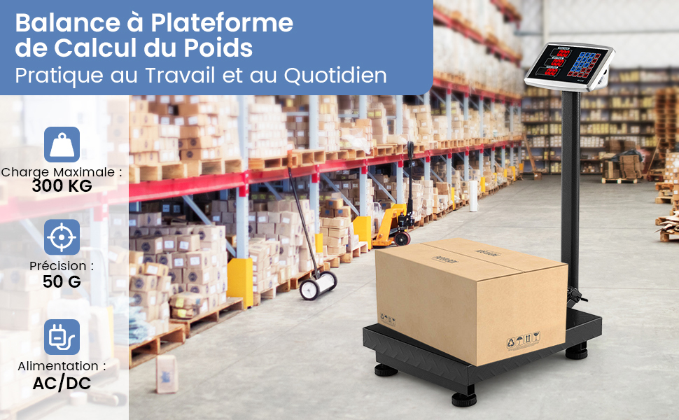 avec affichage numérique pour peser des colis dans un entrepôt. La plate-forme comprend une boîte en carton. Texte : « Balance à Plateforme de Calcul du Poids », « Charge maximale : 300 kg », « Précision : 50 G », « Alimentation : AC/DC