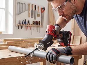 Scènes d'atelier montrant des mains utilisant des outils électriques et des appareils de mesure sur des surfaces en bois, montrant l'assemblage ou la construction de meubles.