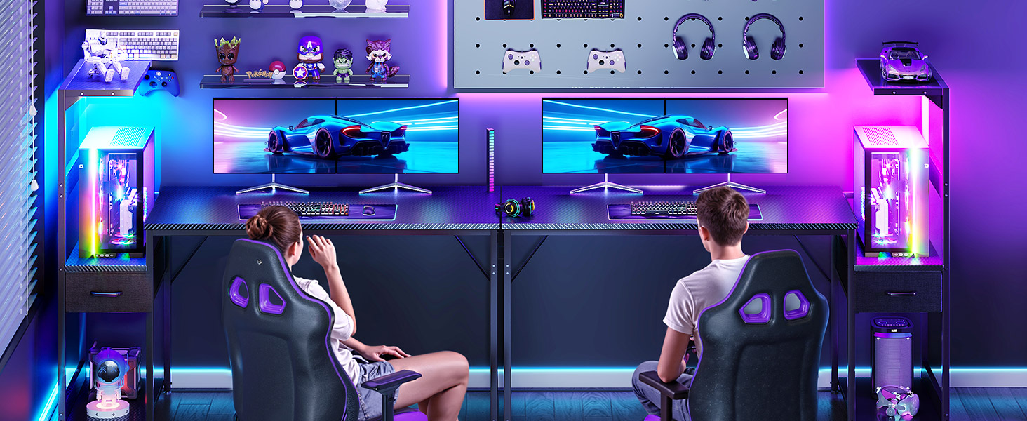 Gaming-Setup mit mehreren Monitoren, die lila und blaue Lichteffekte anzeigen. Verfügt über mehrere Bildschirme, auf denen Gameplay- oder Streaming-Inhalte in einem dunklen Raum angezeigt werden.