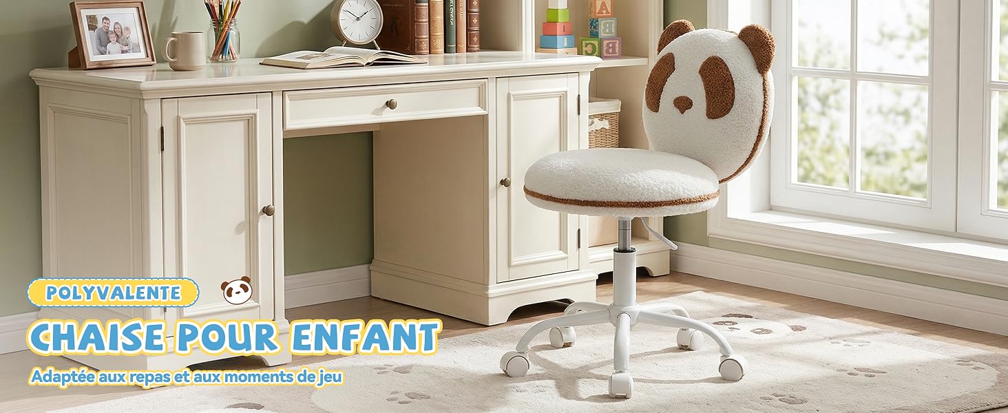 Le texte se lit comme suit : « CHAISE POUR L'ENFANT ». Scène intérieure montrant un agencement de meubles beiges et blancs avec des éléments décoratifs et une fenêtre.
