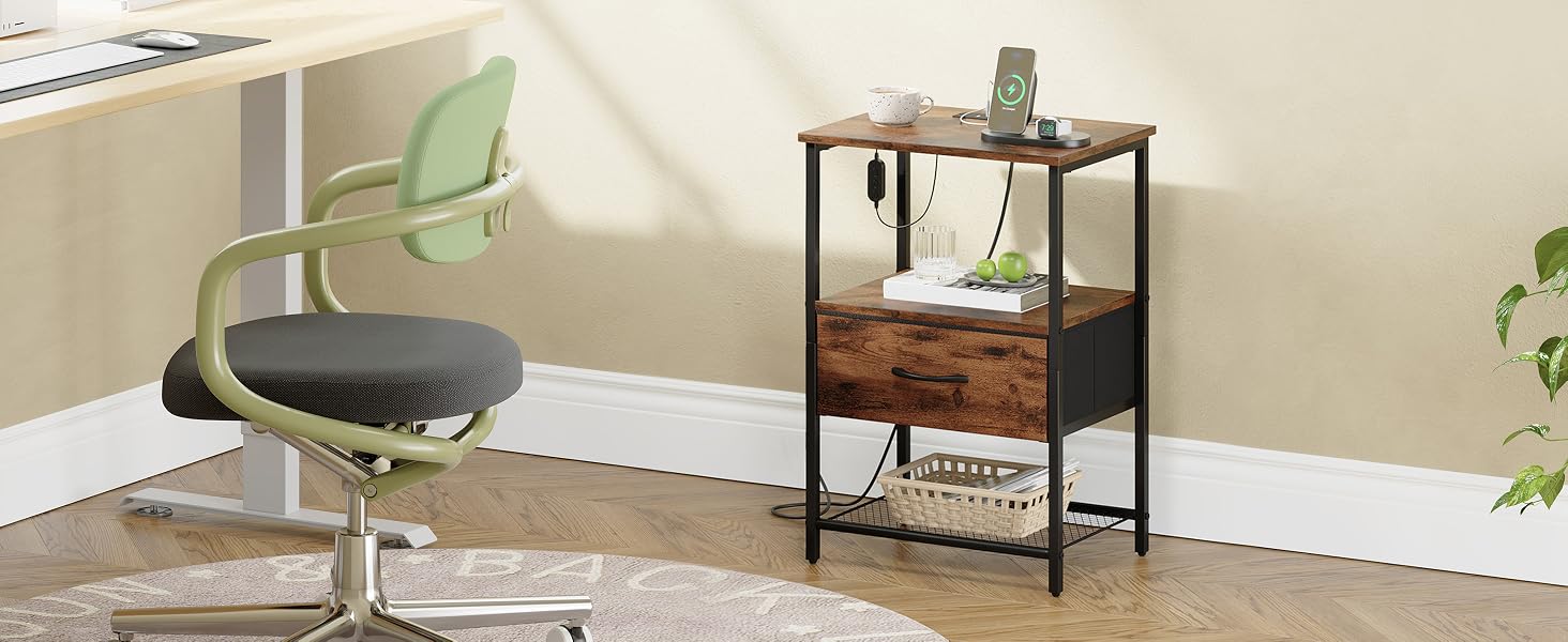 Table basse ou table d'appoint de style industriel moderne avec structure en métal noir et plateau en aspect bois, présentée dans un décor minimaliste.