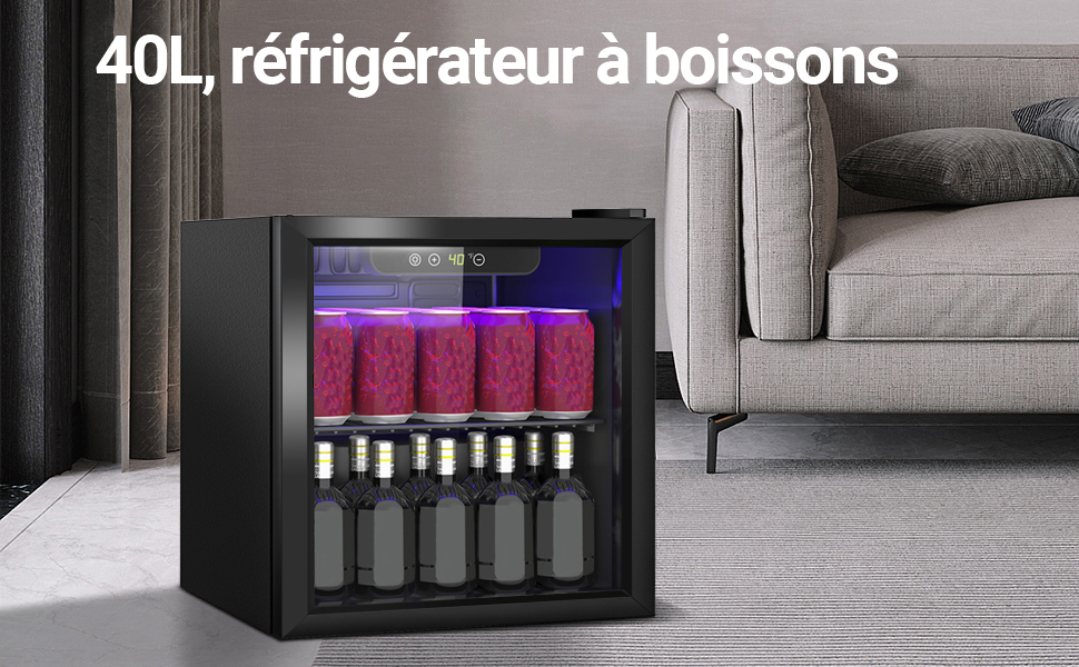 Der Text lautet „40L, réfrigérateur à boissons“. Schwarzer Getränkekühler mit beleuchtetem, lila Innendisplay mit sechs Flaschen, positioniert in einer modernen Wohnzimmereinrichtung.