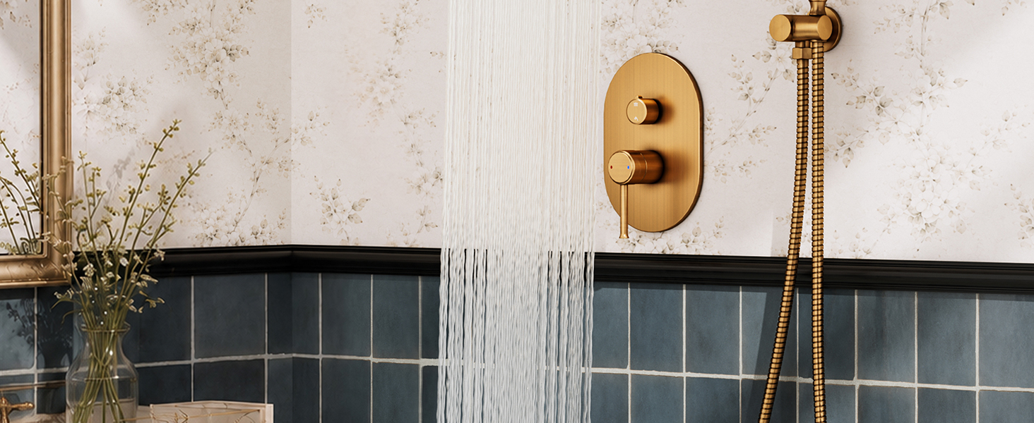 Detalle del accesorio de baño que muestra una válvula de grifo redonda de pared en oro cepillado, un soporte de ducha de mano a juego y parte de una pared de azulejos negros sobre un fondo claro.
