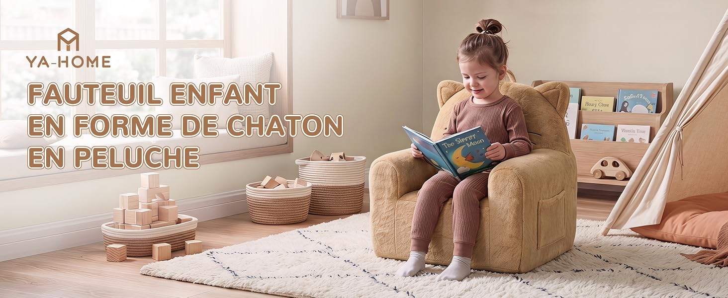 Le texte indique « EL SOFÁ VERSÁTIL EN FORME DE CHÁ (N) EN PELUCHE ». Personne assise sur un meuble rembourré beige/beige dans le salon avec parquet et étagères.