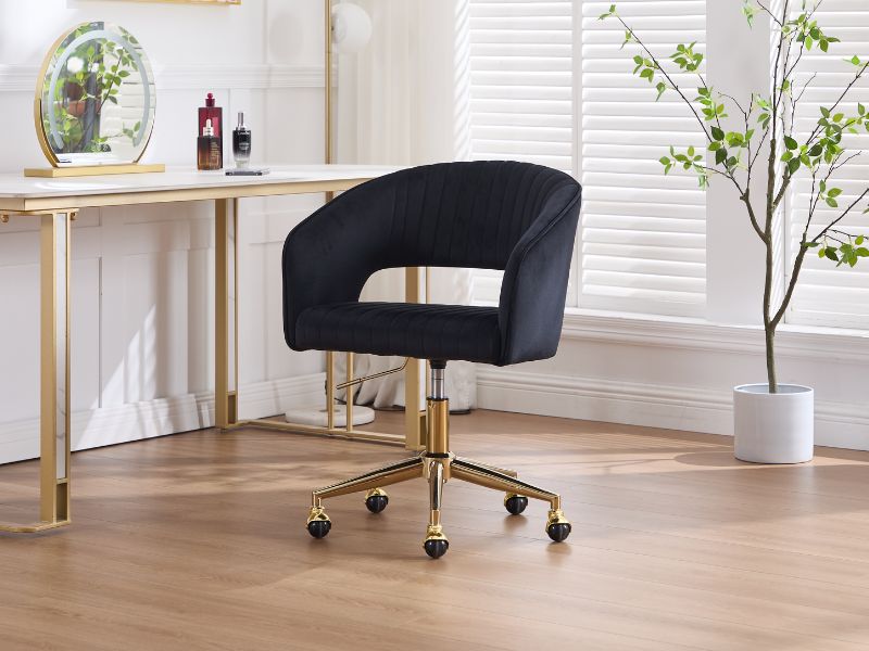 Plusieurs vues d'une chaise de bureau noire dans une pièce lumineuse avec parquet. La chaise est dotée de roulettes et semble être positionnée selon différents angles.
