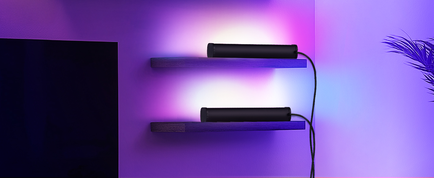 Zwei schwarze Schweberegale an einer lila Wand, beleuchtet durch leuchtende rosafarbene und blaue LED-Beleuchtung. Ein Netzkabel ist sichtbar, was darauf hindeutet, dass die Regale über eine integrierte Beleuchtung verfügen.