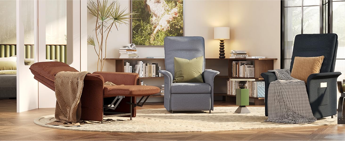 Scène de salon avec trois fauteuils inclinables : marron, gris et bleu foncé. Chaque chaise possède des caractéristiques différentes, comme des porte-gobelets ou des couvertures. Meubles disposés sur un tapis beige avec tables d'appoint et lampes.