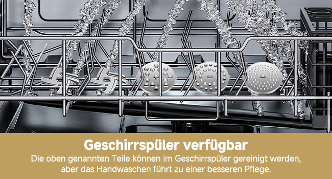 Nahaufnahme des Innenraums der Spülmaschine mit Metallgestellen und Sprüharmen. Verschiedene Küchenutensilien sind sichtbar, darunter Gläser und ein Sieb. Der deutsche Text weist auf spülmaschinenfeste Artikel hin