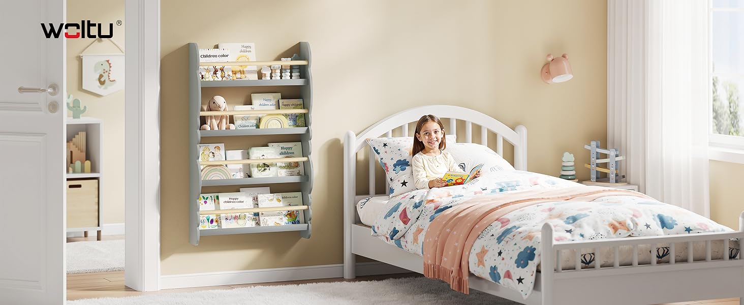 Interior de dormitorio amplio y luminoso con muebles blancos con ropa de cama colorida y múltiples elementos decorativos dispuestos a lo largo de las paredes.