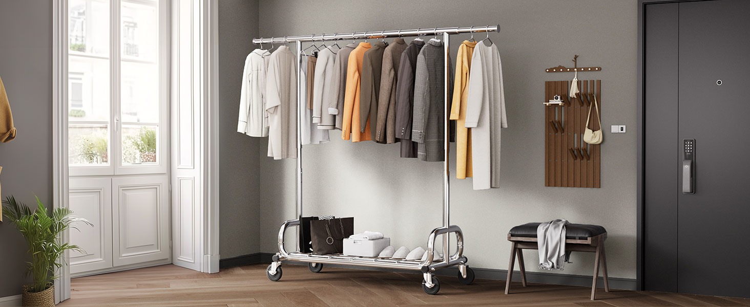 Intérieur de dressing moderne avec porte-vêtements blancs, vêtements suspendus et éclairage naturel provenant des fenêtres. Elle présente un design minimaliste avec un mur d'accent foncé et un plancher en bois franc.