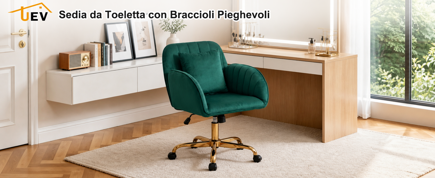 Il testo recita «Sedia da Toiletta con Braccioli Pieghevoli». Sedia da ufficio in velluto verde con braccioli regolabili posizionata su una scrivania minimalista in legno con sfondo a finestra.