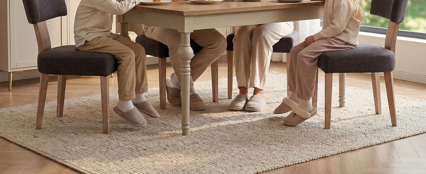 Série d'images montrant des tapis ou des revêtements de sol beiges dans un environnement résidentiel, montrant leur texture et leur apparence dans différentes conditions d'éclairage.