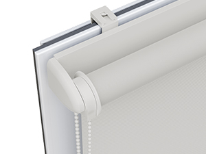 Détail rapproché du bord blanc du boîtier de l'ordinateur montrant la grille de ventilation et le matériel de montage sur fond flou.