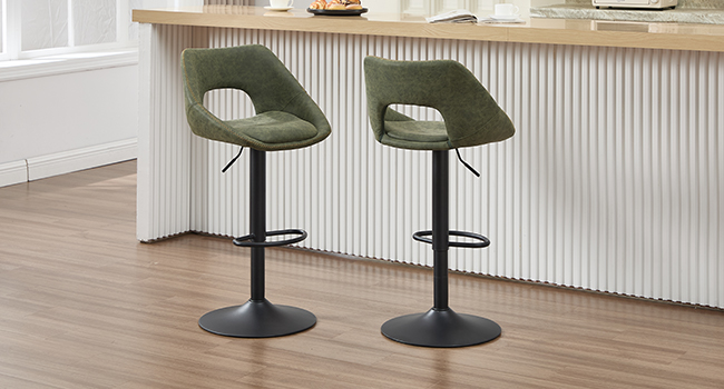 Tabourets de bar modernes avec des sièges rembourrés vert olive et des bases en métal noir présentées sous différents angles sur un mur nervuré blanc.