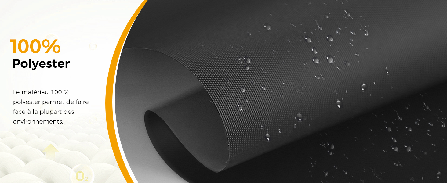 Tissu imperméable noir avec des gouttelettes d'eau sur la surface. Le texte indique « 100 % polyester ». Le matériau semble durable et flexible, démontrant des propriétés de résistance à l'eau pour une utilisation extérieure ou protectrice