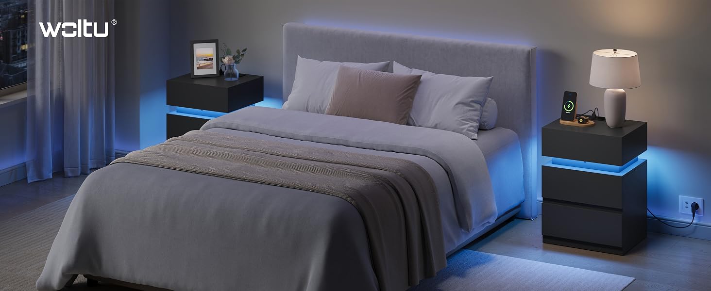 Il testo recita «WEITU». Camera da letto moderna con letto con lenzuola grigie e accenti di illuminazione a LED blu lungo la base e i comodini.