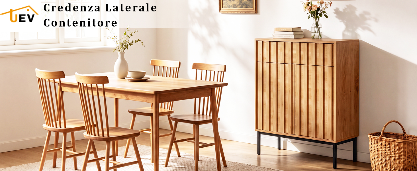Il testo recita «Credenza Laterale Contenitore». Tavolo da pranzo in legno con sedie e mobiletto in legno abbinato con design a doghe verticali in una stanza luminosa.