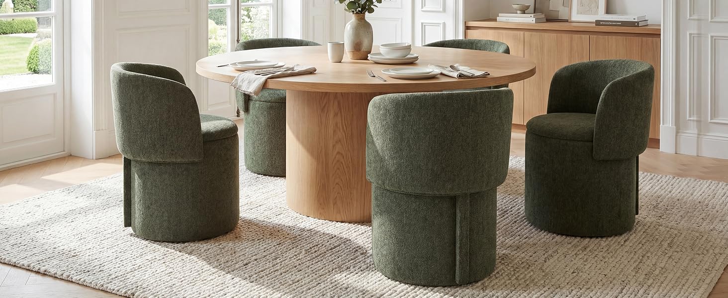 Serie di pouf o pouf cilindrici di colore scuro disposti in un ambiente interno con pavimento in legno.